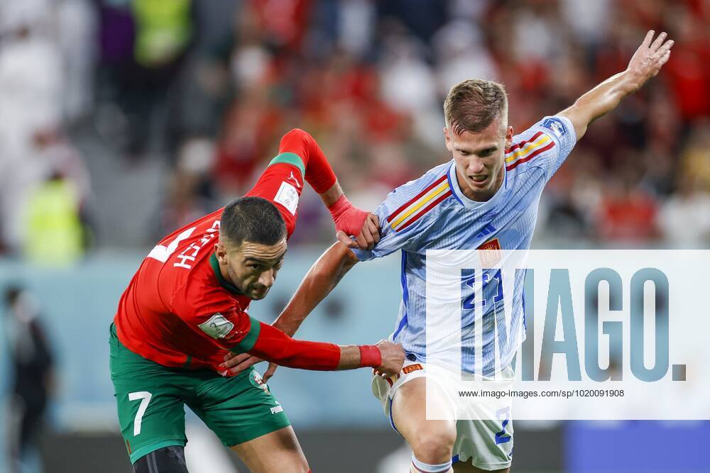 DOHA, 06-12-2022, Stadium Education City, World Cup round of 16 between Morocco - Spain. (L-R) Morocco player Hakim Ziyech and Spain player Dani Olmo Morocco - Spain x19458474x