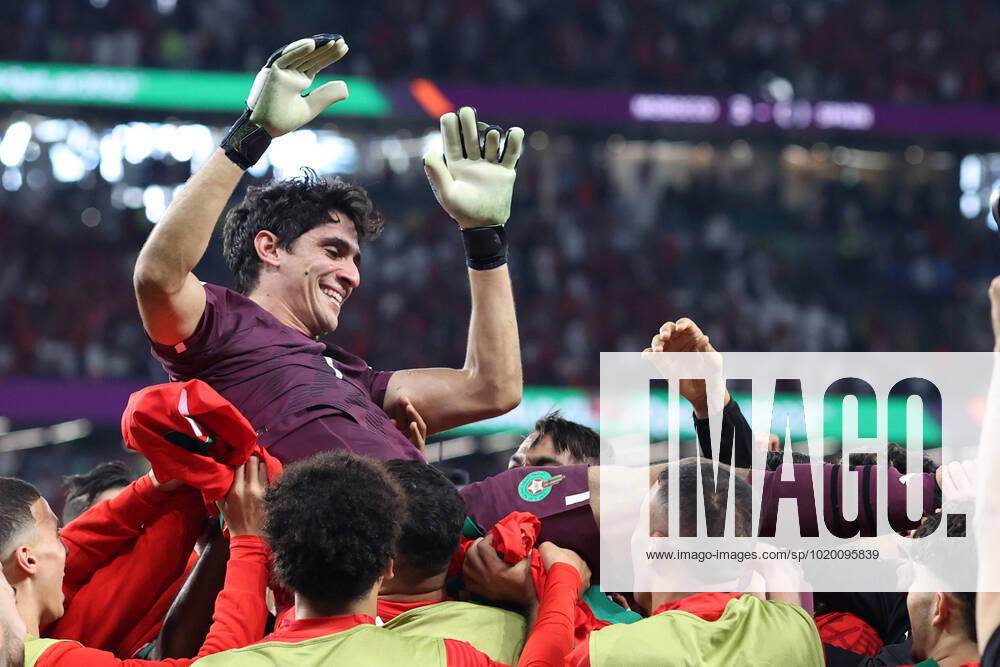 Marokko gegen Spanien FIFA Fussball-Weltmeisterschaft 06. Dezember 2022, Doha FIFA Fussball-Weltmeisterschaft Katar Achtelfinale Marokko gegen Spanien Marokkos Torhüter Yassine Bounou wird von seinen jubelnden Teamkollegen in die Luft geworfen Foto Charlotte Wilson Abseits Doha Katar