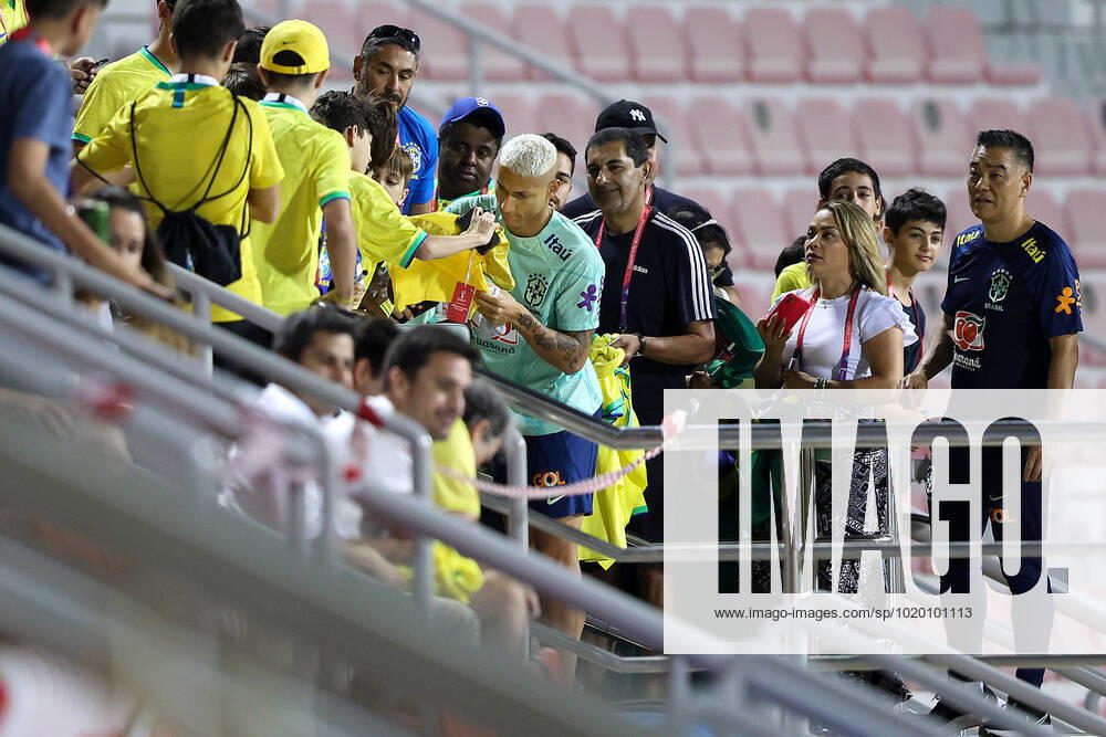 Brazil Training Session - FIFA World Cup, WM, Weltmeisterschaft, Fussball Qatar 2022 Richarlison of Brazil writes an autograph to a fans during Brazil training session at Al Arabi SC Stadium in Doha, Qatar on December 6, 2022. GoranxStanzl PIXSELL