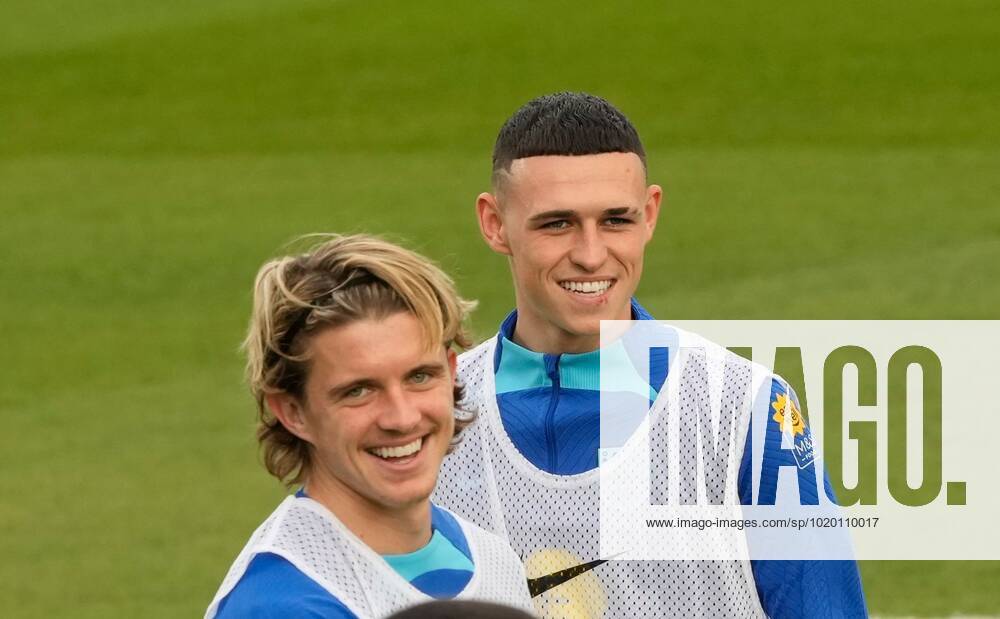 Mandatory Credit: Photo by Dave Shopland Shutterstock (13652017i) Conor Gallagher and Phil Foden of England England Training and press conference, PK, Pressekonferenz FIFA World Cup, WM, Weltmeisterschaft, Fussball 2022, Football, Al Wakrah Sports Complex, Al Wakrah, Qatar - 07 Dec 2022 Editorial Use Only England Training and Press Conference, FIFA World Cup 2022, Football, Al Wakrah Sports Complex, Al Wakrah, Qatar - 07 Dec 2022 Editorial Use Only