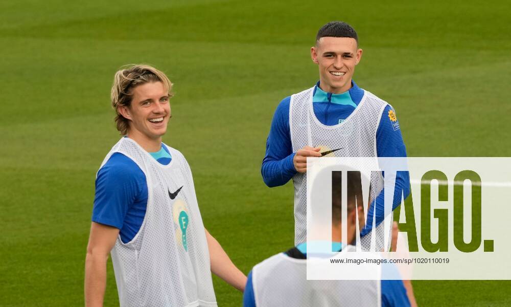 Mandatory Credit: Photo by Dave Shopland Shutterstock (13652017e) Conor Gallagher and Phil Foden of England England Training and press conference, PK, Pressekonferenz FIFA World Cup, WM, Weltmeisterschaft, Fussball 2022, Football, Al Wakrah Sports Complex, Al Wakrah, Qatar - 07 Dec 2022 Editorial Use Only England Training and Press Conference, FIFA World Cup 2022, Football, Al Wakrah Sports Complex, Al Wakrah, Qatar - 07 Dec 2022 Editorial Use Only