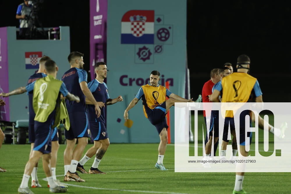 Croatia s defender Josip Juranovic (C) takes part in training session held in Doha, Qatar, 08 December 2022. Croatia will face Brazil in their FIFA World Cup, WM, Weltmeisterschaft, Fussball 2022 quarter final soccer match on 09 December. Croatia s training session !ACHTUNG: NUR REDAKTIONELLE NUTZUNG!