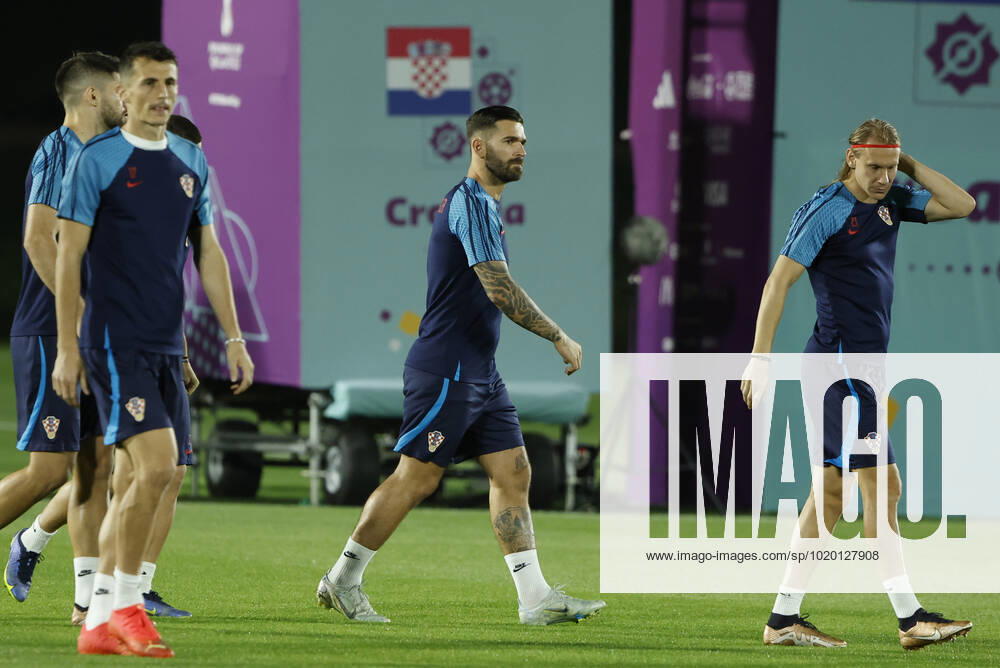 Croatia s striker Marko Livaja (C) and defender Domagoj Vida (R) take part in training session held in Doha, Qatar, 08 December 2022. Croatia will face Brazil in their FIFA World Cup, WM, Weltmeisterschaft, Fussball 2022 quarter final soccer match on 09 December. Croatia s training session !ACHTUNG: NUR REDAKTIONELLE NUTZUNG!