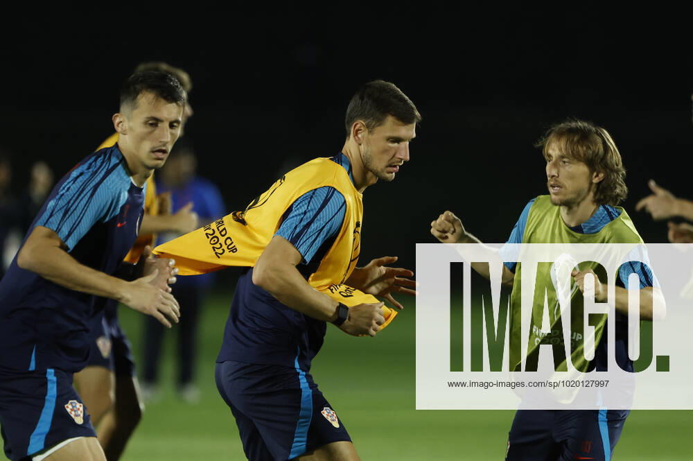 Croatia s midfielder Luka Modric (R) and defender Borna Barisic (C) take part in training session held in Doha, Qatar, 08 December 2022. Croatia will face Brazil in their FIFA World Cup, WM, Weltmeisterschaft, Fussball 2022 quarter final soccer match on 09 December. Croatia s training session !ACHTUNG: NUR REDAKTIONELLE NUTZUNG!
