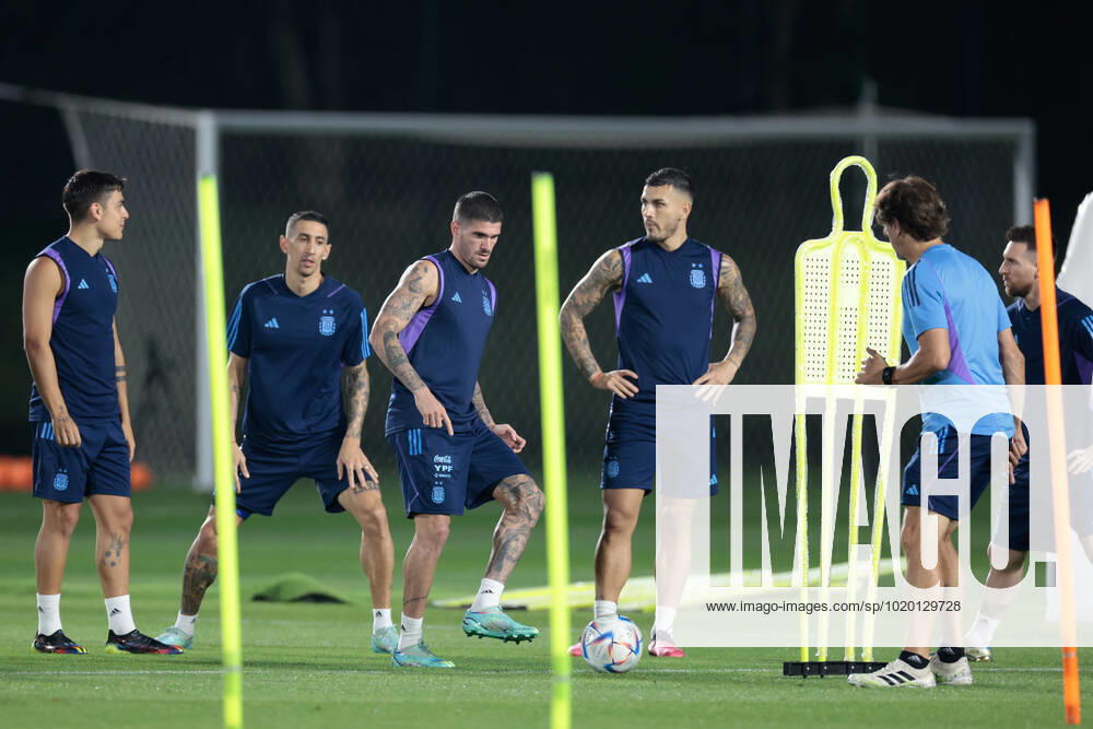 (From L) Argentina s Paulo Dybala, Ángel Di María, Rodrigo De Paul and Leandro Paredes are seen during a training session at Qatar University, in Doha, Qatar, 08 December 2022. Argentina will face tomorrow Netherlands in a Qatar 2022 World Cup quarterfinal match. Argentina s training session !ACHTUNG: NUR REDAKTIONELLE NUTZUNG!