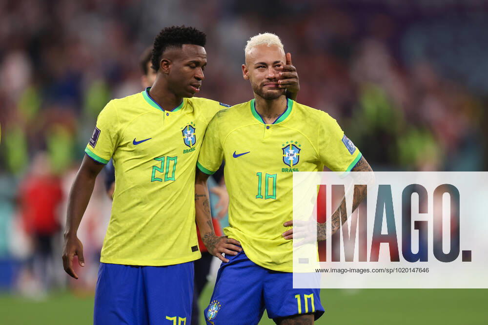 Kroatien gegen Brasilien FIFA Fussball-Weltmeisterschaft 9. Dezember 2022, Doha FIFA Fussball-Weltmeisterschaft Katar 2022 Viertelfinale Kroatien gegen Brasilien Vinicius Junior (Brasilien) und Neymar (Brasilien) wirken nach dem Ausscheiden seiner Mannschaft aus der Weltmeisterschaft niedergeschlagen Foto Charlotte Wilson Abseits Doha Katar