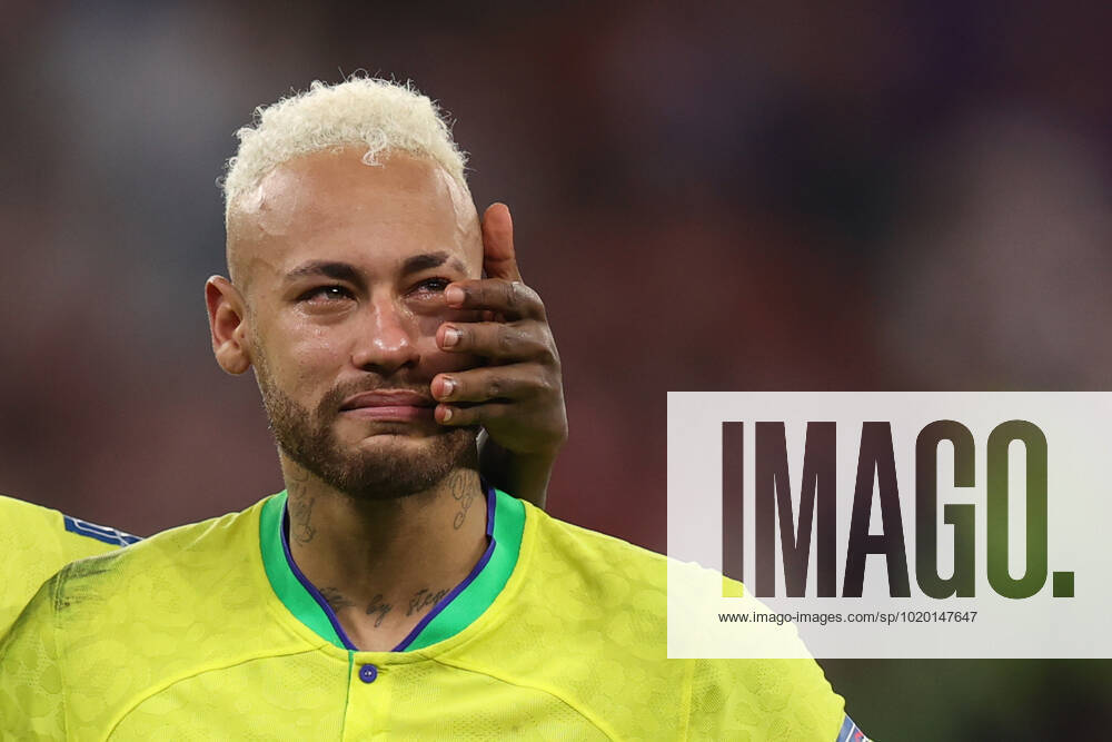 Kroatien gegen Brasilien FIFA Fussball-Weltmeisterschaft 9. Dezember 2022, Doha FIFA Fussball-Weltmeisterschaft Katar 2022 Viertelfinale Kroatien gegen Brasilien Der Brasilianer Neymar sieht niedergeschlagen aus, nachdem seine Mannschaft aus der Weltmeisterschaft ausgeschieden ist Foto Charlotte Wilson Abseits Doha Katar