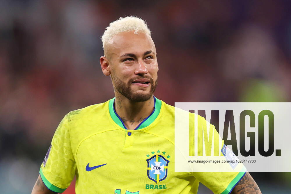 Kroatien gegen Brasilien FIFA Fussball-Weltmeisterschaft 9. Dezember 2022, Doha FIFA Fussball-Weltmeisterschaft Katar 2022 Viertelfinale Kroatien gegen Brasilien Der Brasilianer Neymar sieht niedergeschlagen aus, nachdem seine Mannschaft aus der Weltmeisterschaft ausgeschieden ist Foto Charlotte Wilson Abseits Doha Katar