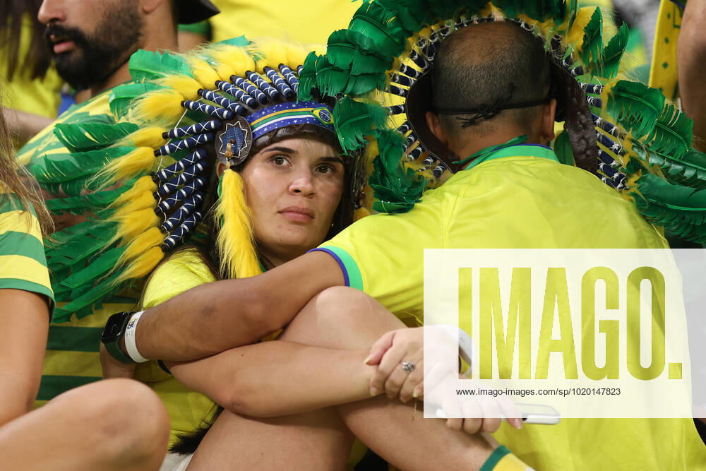 Kroatien gegen Brasilien FIFA Fussball-Weltmeisterschaft 9. Dezember 2022, Doha FIFA Fussball-Weltmeisterschaft Katar 2022 Viertelfinale Kroatien gegen Brasilien Brasilianische Fans wirken niedergeschlagen Foto Charlotte Wilson Abseits Doha Katar