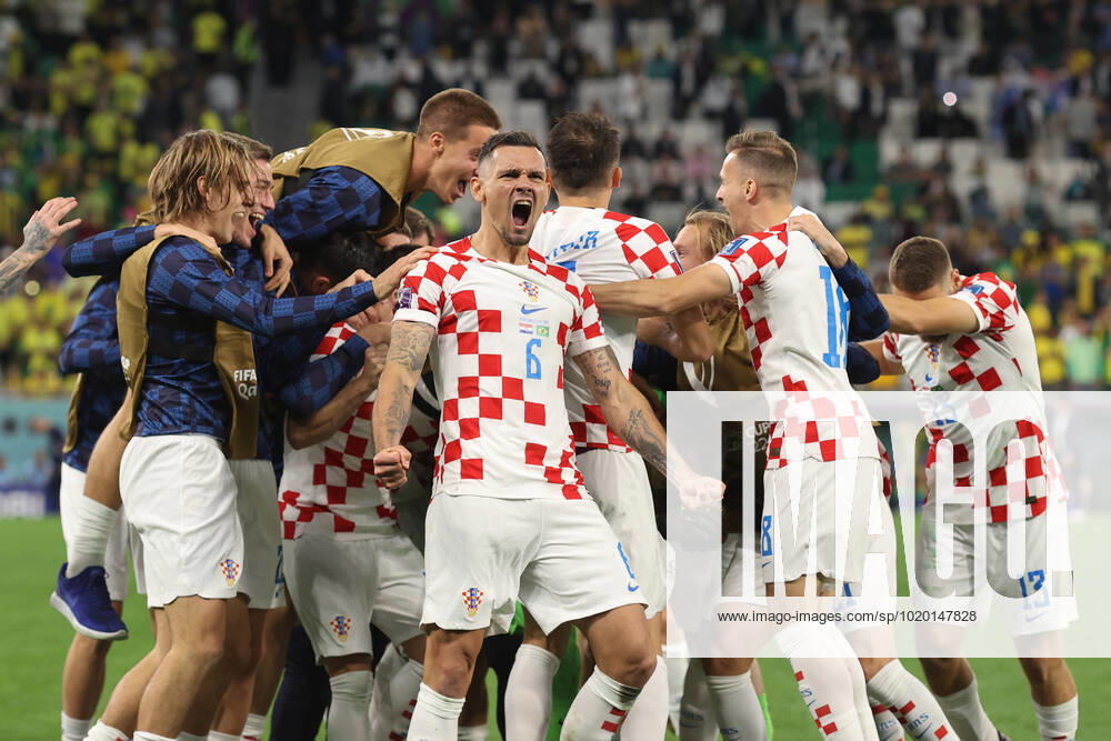 Kroatien gegen Brasilien FIFA Fussball-Weltmeisterschaft 9. Dezember 2022, Doha FIFA Fussball-Weltmeisterschaft Katar 2022 Viertelfinale Kroatien gegen Brasilien Dejan Lovren von Kroatien feiert den Sieg mit seinen Teamkollegen Foto Charlotte Wilson Abseits Doha Katar