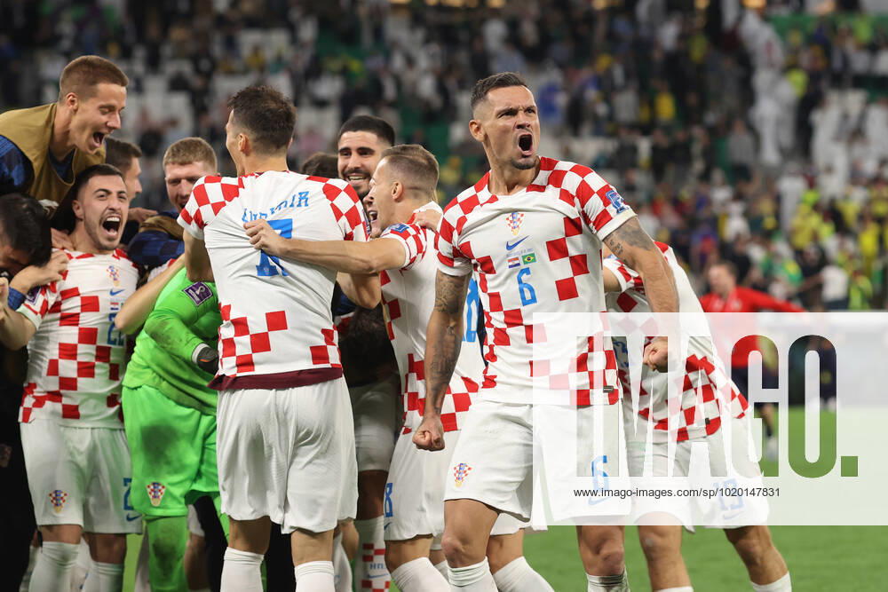 Kroatien gegen Brasilien FIFA Fussball-Weltmeisterschaft 9. Dezember 2022, Doha FIFA Fussball-Weltmeisterschaft Katar 2022 Viertelfinale Kroatien gegen Brasilien Dejan Lovren von Kroatien feiert den Sieg mit seinen Teamkollegen Foto Charlotte Wilson Abseits Doha Katar