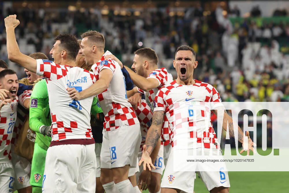 Kroatien gegen Brasilien FIFA Fussball-Weltmeisterschaft 9. Dezember 2022, Doha FIFA Fussball-Weltmeisterschaft Katar 2022 Viertelfinale Kroatien gegen Brasilien Dejan Lovren von Kroatien feiert den Sieg mit seinen Teamkollegen Foto Charlotte Wilson Abseits Doha Katar