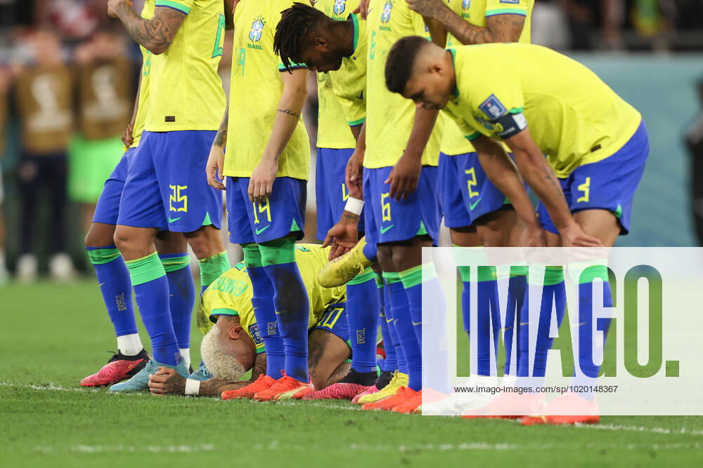 Kroatien gegen Brasilien FIFA Fussball-Weltmeisterschaft 9. Dezember 2022, Doha FIFA Fussball-Weltmeisterschaft Katar 2022 Viertelfinale Kroatien gegen Brasilien Neymar von Brasilien sieht beim Elfmeterschießen niedergeschlagen aus Foto Charlotte Wilson Abseits Doha Katar