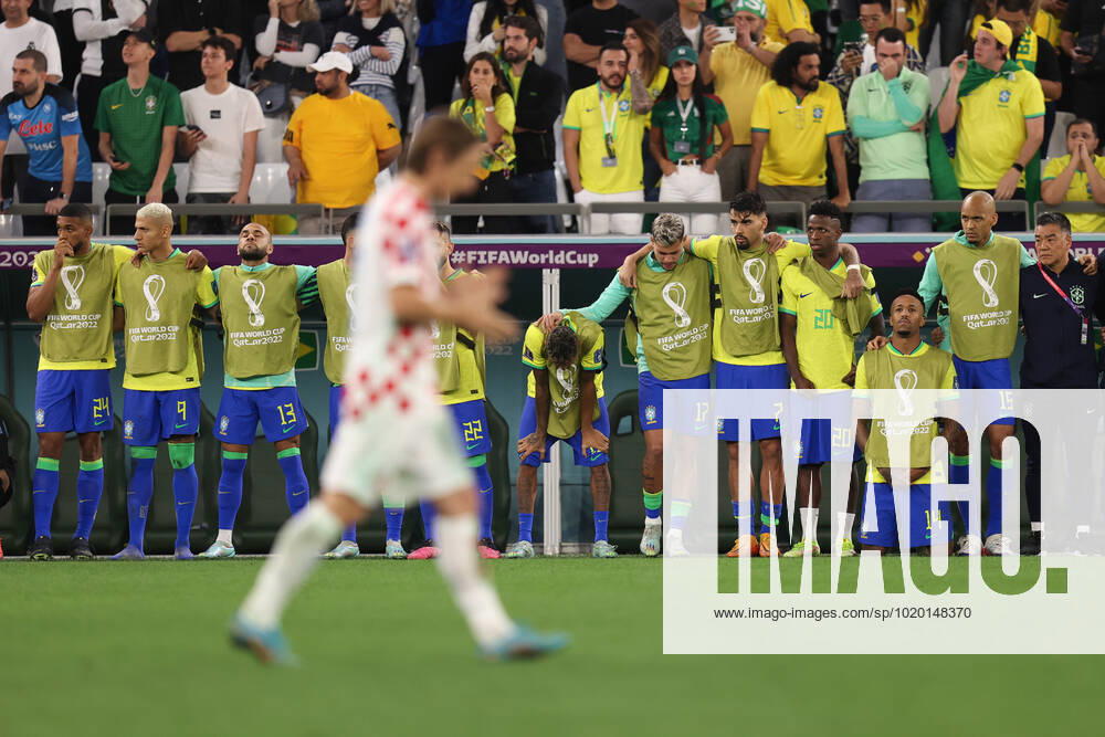 Kroatien gegen Brasilien FIFA Fussball-Weltmeisterschaft 9. Dezember 2022, Doha FIFA Fussball-Weltmeisterschaft Katar 2022 Viertelfinale Kroatien gegen Brasilien Die brasilianischen Auswechselspieler wirken während des Elfmeterschießens nervös Foto Charlotte Wilson Abseits Doha Katar