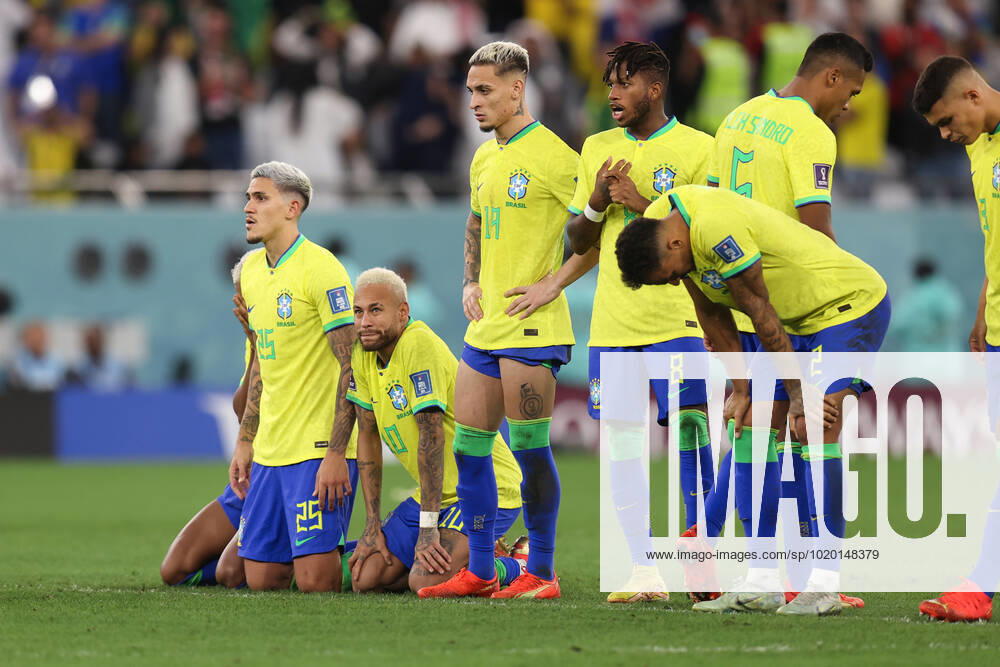 Kroatien gegen Brasilien FIFA Fussball-Weltmeisterschaft 9. Dezember 2022, Doha FIFA Fussball-Weltmeisterschaft Katar 2022 Viertelfinale Kroatien gegen Brasilien Neymar aus Brasilien wirkt nach dem Elfmeterschießen niedergeschlagen Foto Charlotte Wilson Abseits Doha Katar