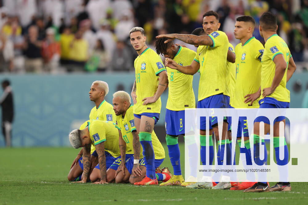 Kroatien gegen Brasilien FIFA Fussball-Weltmeisterschaft 9. Dezember 2022, Doha FIFA Fussball-Weltmeisterschaft Katar 2022 Viertelfinale Kroatien gegen Brasilien Neymar aus Brasilien wirkt nach dem Elfmeterschießen niedergeschlagen Foto Charlotte Wilson Abseits Doha Katar