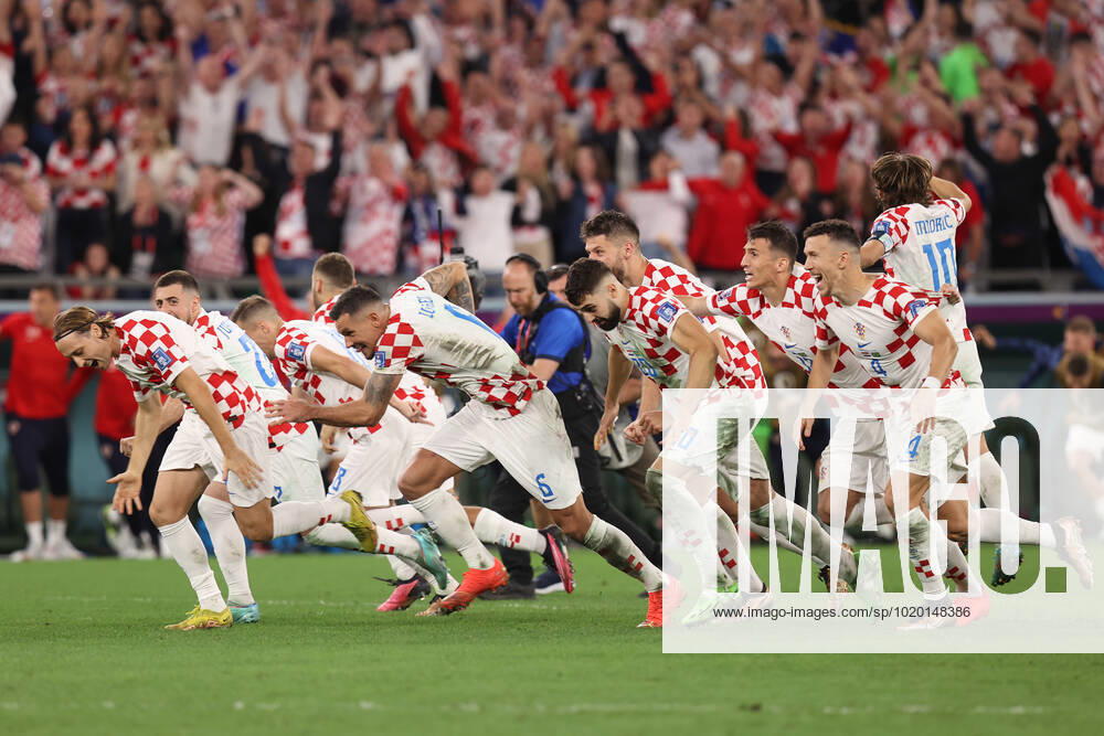 Kroatien gegen Brasilien FIFA Fussball-Weltmeisterschaft 9. Dezember 2022, Doha FIFA Fussball-Weltmeisterschaft Katar 2022 Viertelfinale Kroatien gegen Brasilien Die kroatische Mannschaft feiert den Sieg im Elfmeterschießen Foto Charlotte Wilson Abseits Doha Katar