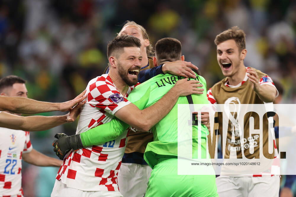 Kroatien gegen Brasilien FIFA Fussball-Weltmeisterschaft 9. Dezember 2022, Doha FIFA Fussball-Weltmeisterschaft Katar 2022 Viertelfinale Kroatien gegen Brasilien Bruno Petkovic von Kroatien feiert den Sieg mit seinen Teamkollegen Foto Charlotte Wilson Abseits Doha Katar