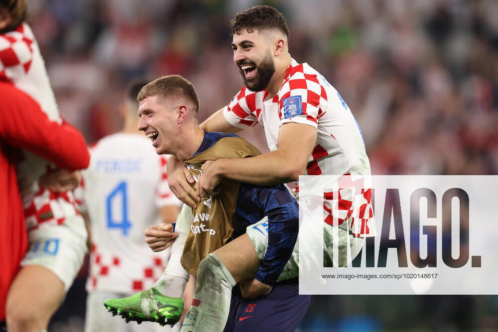 Kroatien gegen Brasilien FIFA Fussball-Weltmeisterschaft 9. Dezember 2022, Doha FIFA Fussball-Weltmeisterschaft Katar 2022 Viertelfinale Kroatien gegen Brasilien Josko Gvardiol (Kroatien) und Kristijan Jakic (Kroatien) feiern den Sieg Foto Charlotte Wilson Abseits Doha Katar
