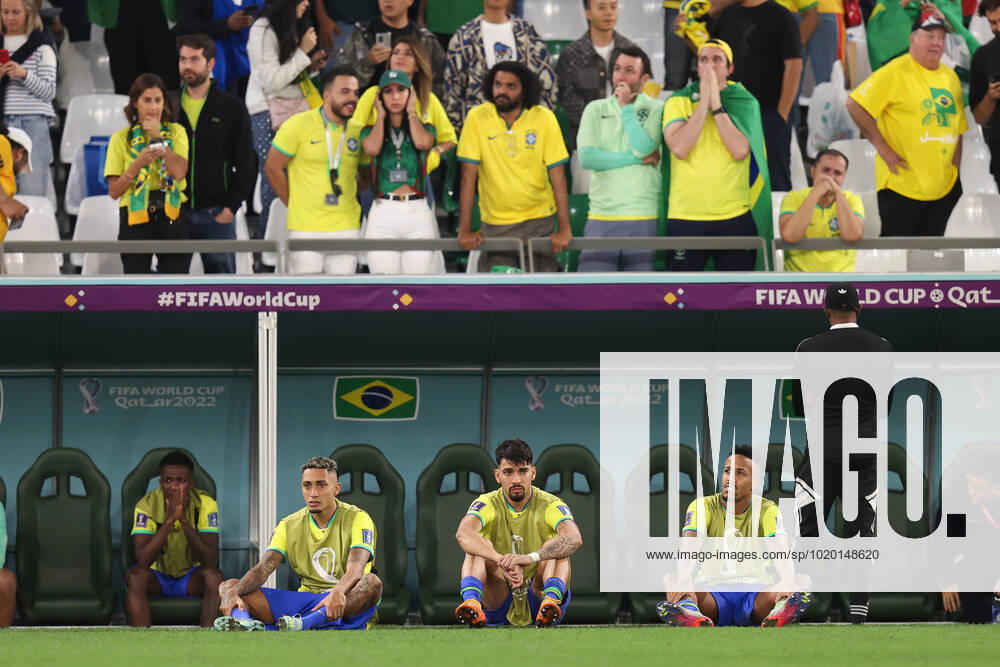 Kroatien gegen Brasilien FIFA Fussball-Weltmeisterschaft 9. Dezember 2022, Doha FIFA Fussball-Weltmeisterschaft Katar 2022 Viertelfinale Kroatien gegen Brasilien Raphinha (Brasilien), Lucas Paqueta (Brasilien) und Eder Militao (Brasilien) sind nach dem Ausscheiden ihres Teams aus der Weltmeisterschaft niedergeschlagen Foto Charlotte Wilson Abseits Doha Katar