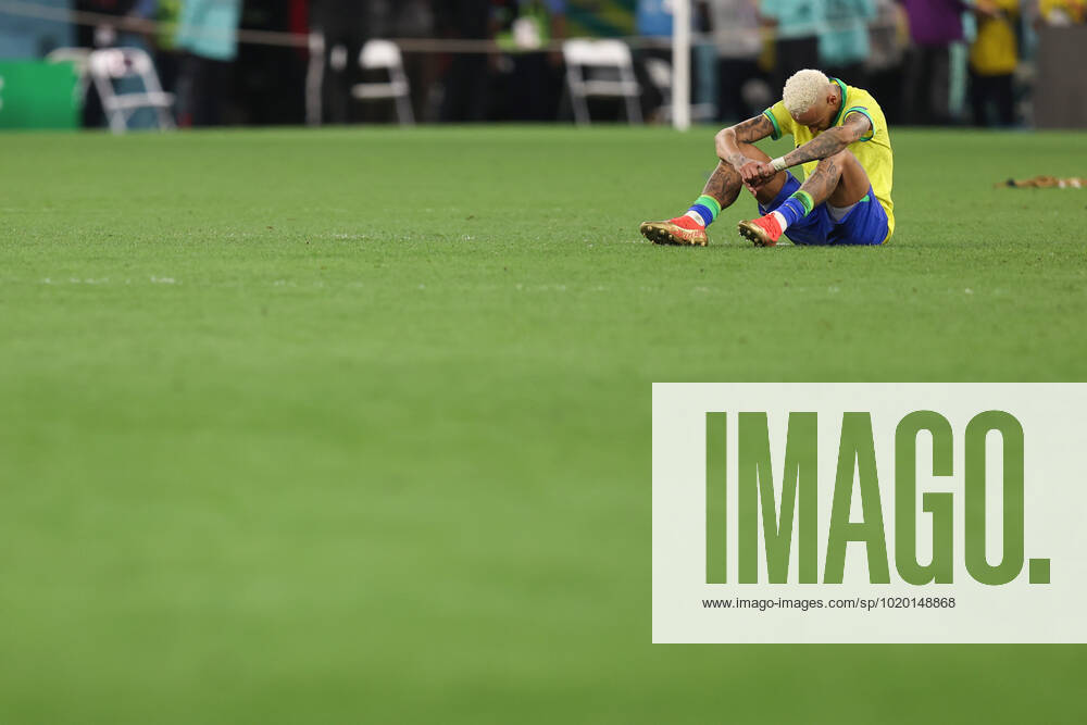 Kroatien gegen Brasilien FIFA Fussball-Weltmeisterschaft 9. Dezember 2022, Doha FIFA Fussball-Weltmeisterschaft Katar 2022 Viertelfinale Kroatien gegen Brasilien Neymar aus Brasilien wirkt niedergeschlagen Foto Charlotte Wilson Abseits Doha Katar