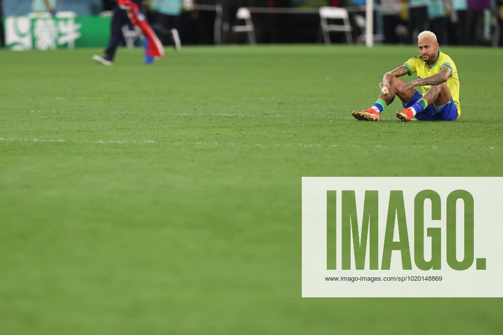 Kroatien gegen Brasilien FIFA Fussball-Weltmeisterschaft 9. Dezember 2022, Doha FIFA Fussball-Weltmeisterschaft Katar 2022 Viertelfinale Kroatien gegen Brasilien Neymar aus Brasilien wirkt niedergeschlagen Foto Charlotte Wilson Abseits Doha Katar