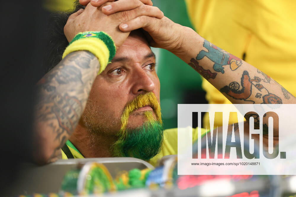 Kroatien gegen Brasilien FIFA Fussball-Weltmeisterschaft 9. Dezember 2022, Doha FIFA Fussball-Weltmeisterschaft Katar 2022 Viertelfinale Kroatien gegen Brasilien Brasilianische Fans wirken niedergeschlagen Foto Charlotte Wilson Abseits Doha Katar