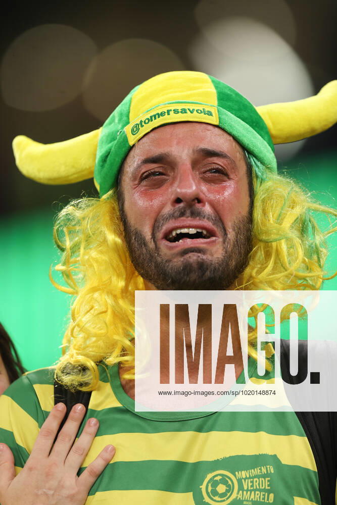 Kroatien gegen Brasilien FIFA Fussball-Weltmeisterschaft 9. Dezember 2022, Doha FIFA Fussball-Weltmeisterschaft Katar 2022 Viertelfinale Kroatien gegen Brasilien Brasilianische Fans wirken niedergeschlagen Foto Charlotte Wilson Abseits Doha Katar