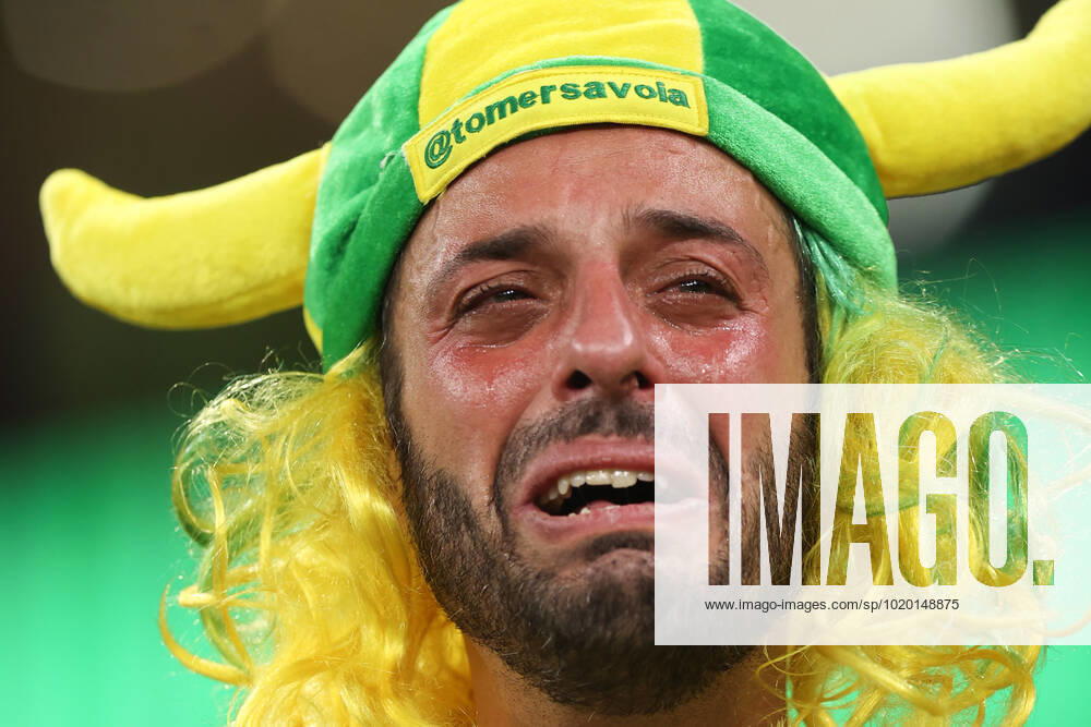 Kroatien gegen Brasilien FIFA Fussball-Weltmeisterschaft 9. Dezember 2022, Doha FIFA Fussball-Weltmeisterschaft Katar 2022 Viertelfinale Kroatien gegen Brasilien Brasilianische Fans wirken niedergeschlagen Foto Charlotte Wilson Abseits Doha Katar