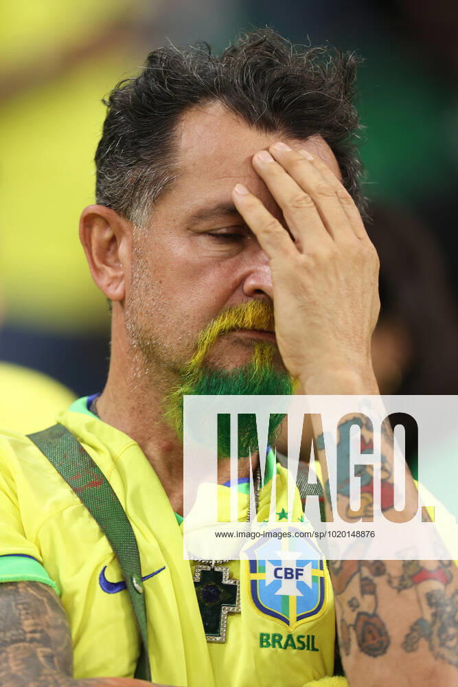 Kroatien gegen Brasilien FIFA Fussball-Weltmeisterschaft 9. Dezember 2022, Doha FIFA Fussball-Weltmeisterschaft Katar 2022 Viertelfinale Kroatien gegen Brasilien Brasilianische Fans wirken niedergeschlagen Foto Charlotte Wilson Abseits Doha Katar