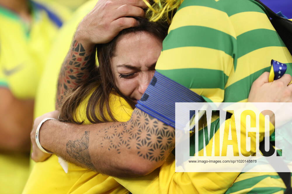 Kroatien gegen Brasilien FIFA Fussball-Weltmeisterschaft 9. Dezember 2022, Doha FIFA Fussball-Weltmeisterschaft Katar 2022 Viertelfinale Kroatien gegen Brasilien Brasilianische Fans wirken niedergeschlagen Foto Charlotte Wilson Abseits Doha Katar