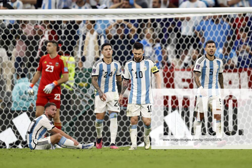 AL DAAYEN lr Alexis Mac Allister of Argentina, Argentina goalkeeper Damian Martinez, Enzo Fernandez of Argentina, Lionel Messi of Argentina, Leandro Daniel Paredes of Argentina disappointed after the 2 2 during the FIFA World Cup Qatar 2022 quarterfinal match between the Netherlands and Argentina at the Lusail Stadium on December 9, 2022 in Al Daayen, Qatar ANP MAURICE VAN STONE FIFA World Cup Qatar 2022 2022 ANPxSportx IVx 459166749 originalFilename: 459166749