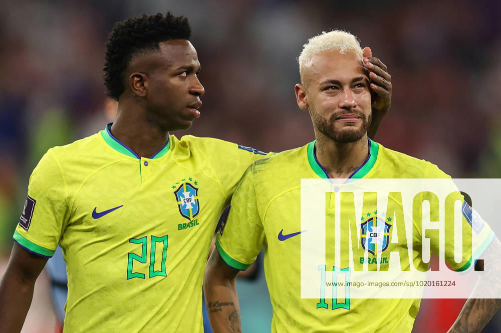Kroatien gegen Brasilien FIFA Fussball-Weltmeisterschaft 9. Dezember 2022, Doha FIFA Fussball-Weltmeisterschaft Katar 2022 Viertelfinale Kroatien gegen Brasilien Der weinende Brasilianer Neymar wird nach der Niederlage im Elfmeterschießen von Vinicius Junior getröstet Foto Charlotte Wilson Abseits Doha Katar