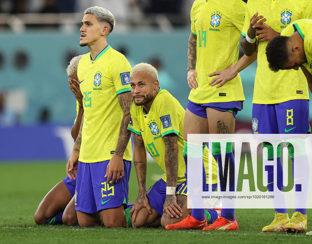 Kroatien gegen Brasilien FIFA Fussball-Weltmeisterschaft 9. Dezember 2022, Doha FIFA Fussball-Weltmeisterschaft Katar 2022 Viertelfinale Kroatien gegen Brasilien Neymar aus Brasilien schaut besorgt Foto Charlotte Wilson Abseits Doha Katar