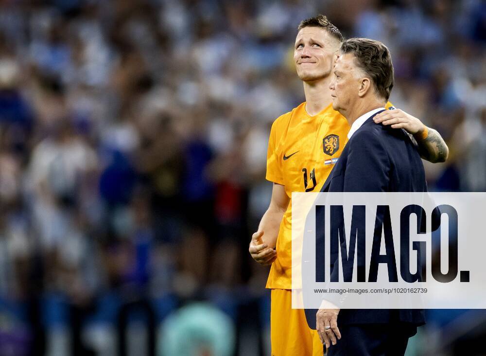 AL DAAYEN lr Wout Weghorst of Holland and Holland coach Louis van Gaal after the FIFA World Cup Qatar 2022 quarterfinal match between the Netherlands and Argentina at the Lusail Stadium on December 9, 2022 in Al Daayen, Qatar ANP KOEN VAN WEEL FIFA World Cup Qatar 2022 2022 ANPxSportx IVx 459178354 originalFilename: 459178354