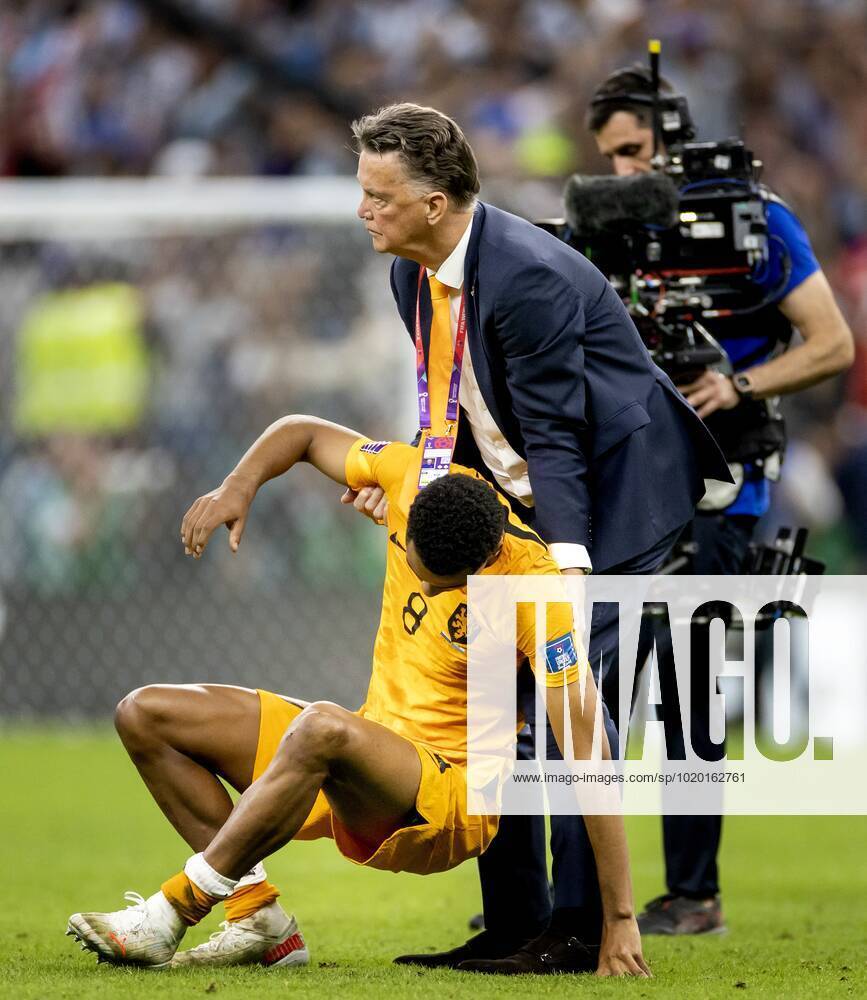 AL DAAYEN lr Cody Gakpo of Holland and Holland coach Louis van Gaal after the FIFA World Cup Qatar 2022 quarterfinal match between the Netherlands and Argentina at the Lusail Stadium on December 9, 2022 in Al Daayen, Qatar ANP KOEN VAN WEEL FIFA World Cup Qatar 2022 2022 ANPxSportx IVx 459178391 originalFilename: 459178391