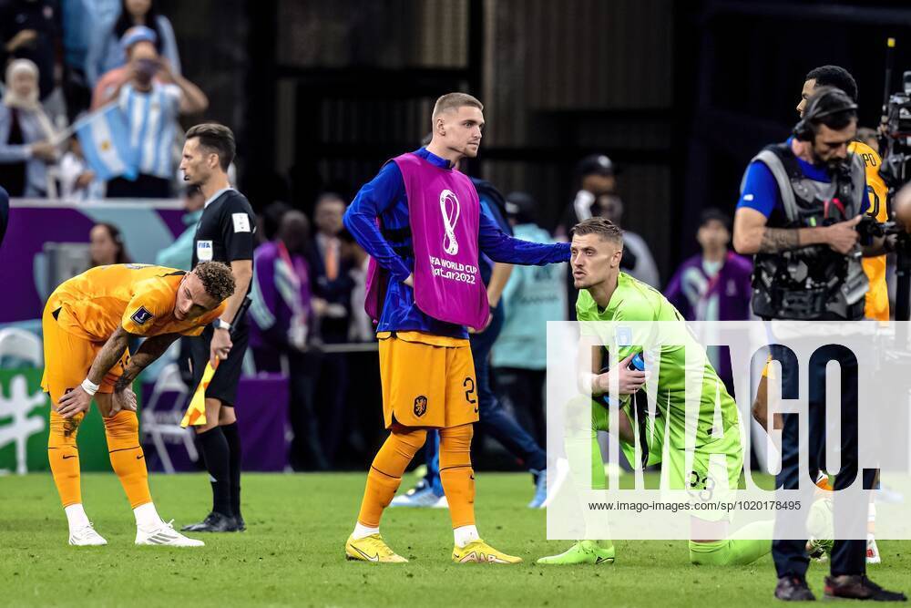 DOHA, 09-12-2022, Lusail Stadium, World Cup 2022 in Qatar. Quarter final game between Netherlands and Argentina, players of the Netherlands dejected after the lost game, Netherlands goalkeeper Andries Noppert, Netherlands player Kenneth Taylor Netherlands - Argentina x19479222x