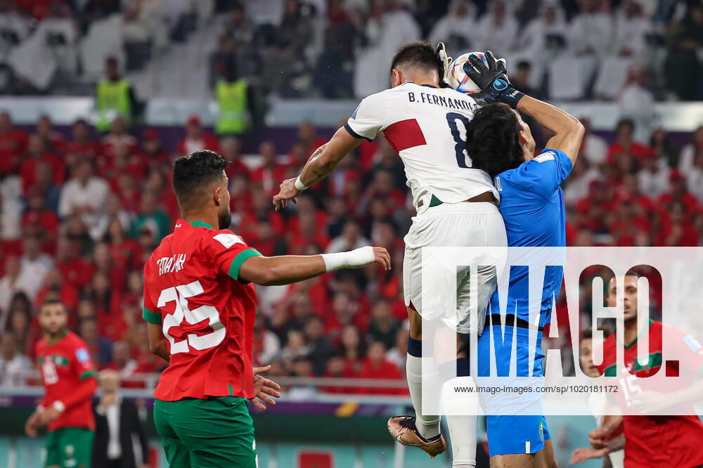 Morocco vs portugal DOHA, CA - 10.12.2022: MOROCCO VS PORTUGAL - BOUNOU Yassine of Morocco and BRUNO FERNANDES of Portugal during the match between Morocco and Portugal, valid for the quarterfinals of the World Cup, held at the Al Thumama Stadium in Doha, Qatar. (Photo: Rodolfo Buhrer La Imagem Fotoarena) x2308609x RodolfoxBuhrer