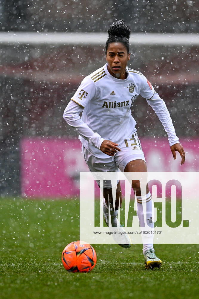 Tainara de Souza da Silva FC Bayern München, FCB, 13 on the ball, crop, full body, single image, action, 10 12 2022, Munich Germany , Football, Flyeralarm Frauen Bundesliga, FC Bayern München Bayer Leverkusen, DFB DFL REGULATIONS PROHIBIT ANY USE OF PHOTOGRAPHS AS IMAGE SEQUENCES AND OR QUASI VIDEO