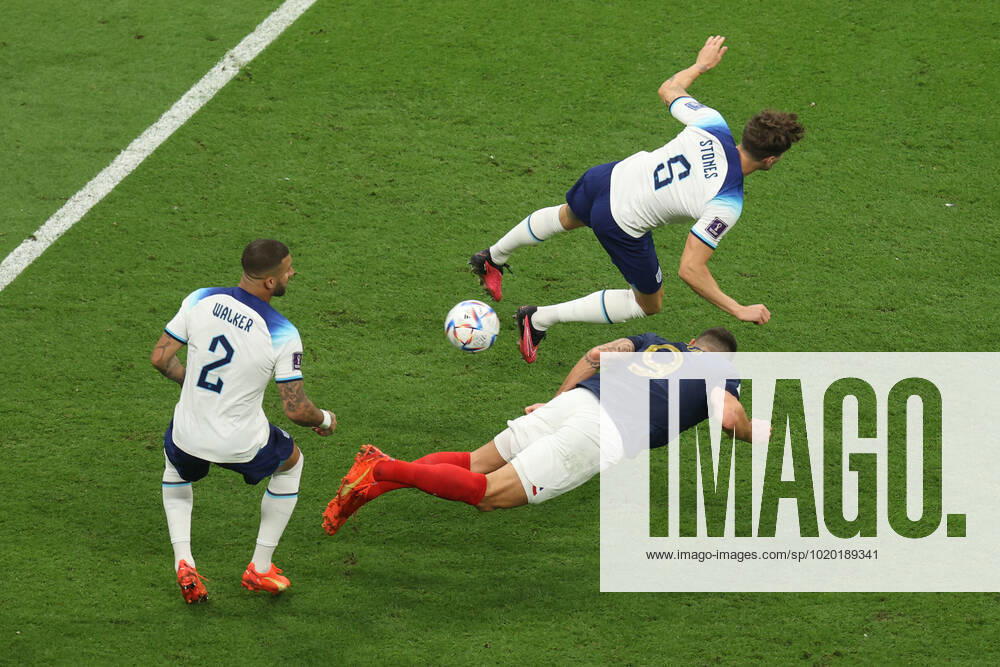 England gegen Frankreich FIFA Fussball-Weltmeisterschaft 10. Dezember 2022, Al Kohr FIFA Fussball-Weltmeisterschaft Katar 2022 Viertelfinale England gegen Frankreich Olivier Giroud (Frankreich) versucht es mit einem Flugkopfball Foto Charlotte Wilson Abseits Al Kohr Katar