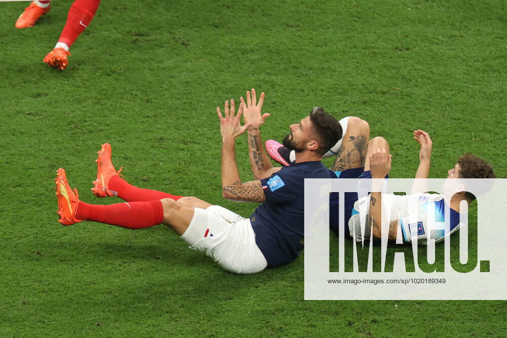 England gegen Frankreich FIFA Fussball-Weltmeisterschaft 10. Dezember 2022, Al Kohr FIFA Fussball-Weltmeisterschaft Katar 2022 Viertelfinale England gegen Frankreich Olivier Giroud von Frankreich und John Stones von England Foto Charlotte Wilson Abseits Al Kohr Katar
