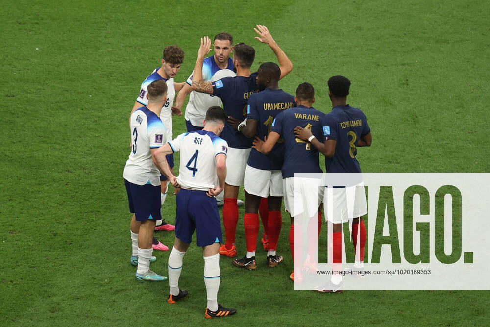 England gegen Frankreich FIFA Fussball-Weltmeisterschaft 10. Dezember 2022, Al Kohr FIFA Fussball-Weltmeisterschaft Katar 2022 Viertelfinale England gegen Frankreich Französische Spieler werden bei einem Eckstoß eng markiert Foto Charlotte Wilson Abseits Al Kohr Katar