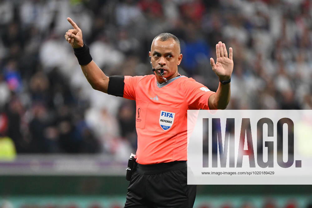 Football, men, 2022 23 season, Qatar World Cup, quarterfinals, England France at Al Bayt Stadium in Al Khor, referee Wilton Sampaio gestures , 10 12 2022,
