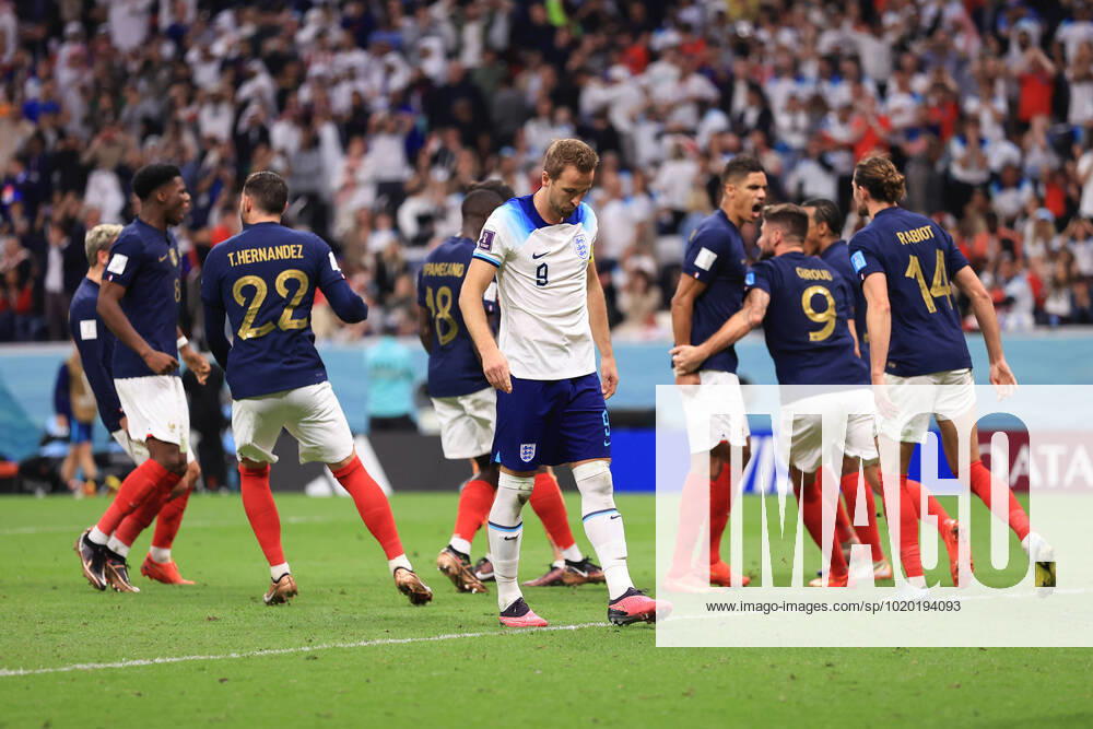 Fußball FIFA-Weltpokal-Viertelfinale England gegen Frankreich 10. Dezember 2022 FIFA-Weltpokal-Viertelfinale England gegen Frankreich Harry Kane aus England sieht niedergeschlagen aus, nachdem er einen Elfmeter verschossen hat Foto Simon Stacpoole Abseits Al Khor Katar