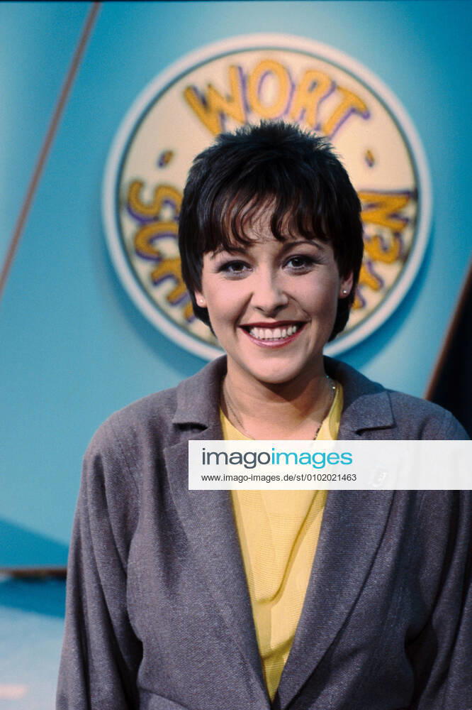 WORTSCHÄTZCHEN Margarethe Schreinemakers The German presenter Margarethe Schreinemakers in front of the logo of the TV show WORTSCHÄTZCHEN Probably in the 80s, Germany