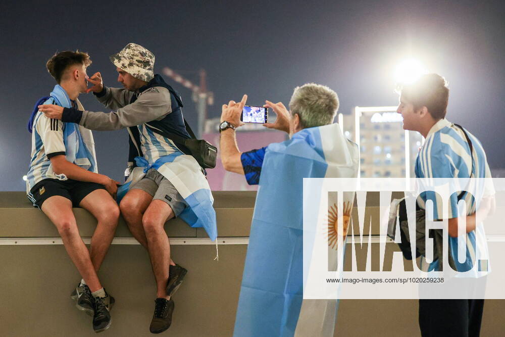 QATAR, LUSAIL - DECEMBER 13, 2022: Fans of Argentina are pictured ahead of the 2022 FIFA World Cup, WM, Weltmeisterschaft, Fussball semifinal football match between Argentina and Croatia at Lusail Iconic Stadium. Sergei Bobylev TASS 56400924