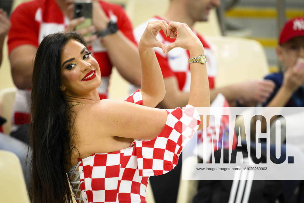 Ivana Knoll - sexy - Supporters de la Croatie - ambiance FOOTBALL : Argentine vs Croatie - 1 2 finale - coupe du Monde Qatar 2022 - 13 12 2022 JBAutissier Panoramic