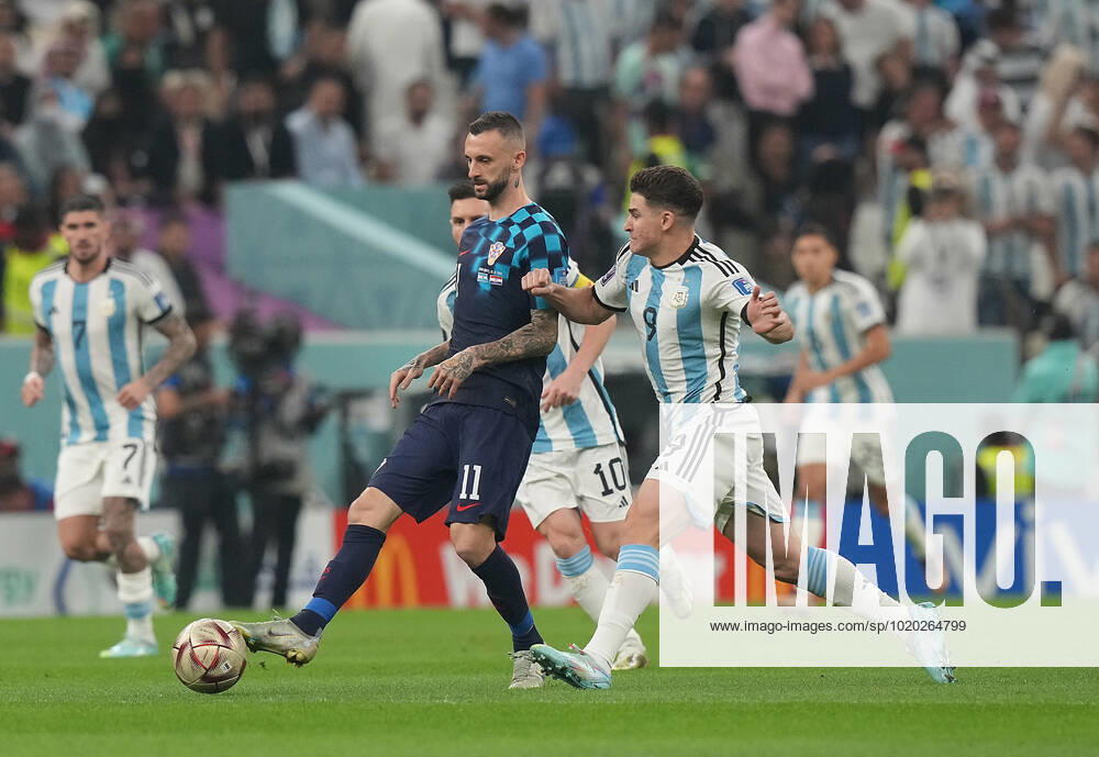 QAT, World Cup FIFA 2022, Semifinal, Argentina vs Croatia 13 12 2022, Lusail Iconic Stadium, Doha, QAT, World Cup FIFA 2022, Semifinal, Argentina vs Croatia, pictured Croatia s midfielder Marcelo Brozovic , Argentina s forward Julian Alvarez nordphotoxGmbHx xBratic nph00250