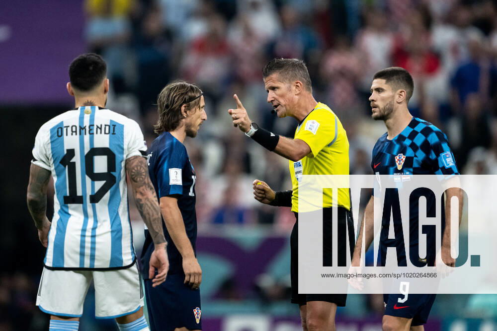 Luka Modric of Croatia and referee Daniele Orsato during the FIFA World Cup 2022 semifinal between Argentina and Croatia on December 13, 2022 in Doha Photo Joel Marklund BILDBYRAN code JM JM0411 bbeng football football soccer fotball vm fotbols vm fotbols vm fotbols vm 2022 fifa world cup 2022 semi final semi final argentina croatia croatia,