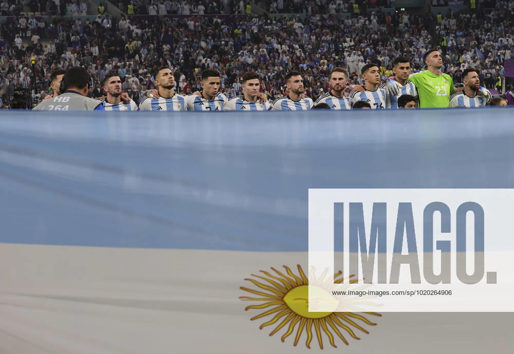 Argentina v Croatia 2022 FIFA World Cup, WM, Weltmeisterschaft, Fussball The Argentina team line up, Mannschaftsbild, Totale for the national anthem bend their flag before the 2022 FIFA World Cup Semi-final match at Lusail Stadium, Lusail Content Not Available For UK Newspapers